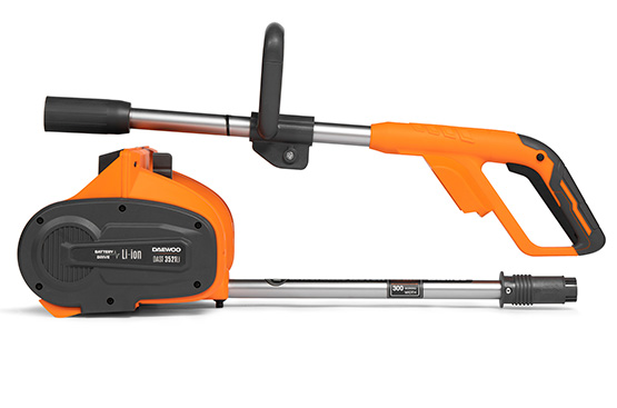 Разборная рукоятка обеспечивает компактное хранение и транспортировку снегоуборщика.