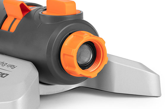 Встроенный металлический фильтр защищает от попадания частиц грязи внутрь инструмента, а удобная пластиковая игла, идущая в комплекте, легко очистит форсунки от известковых отложений.